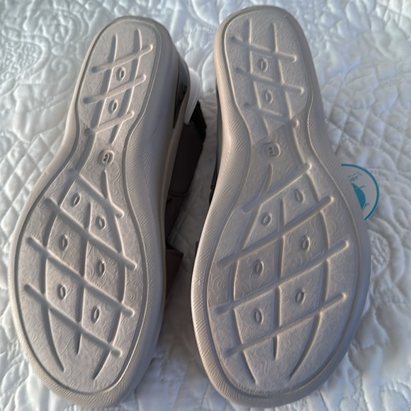 Zees technologies serene tan sandals never worn - Picture 2 of 7